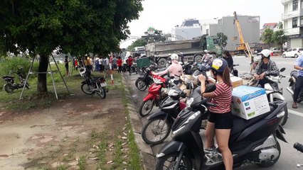 Quốc Oai: Lật xe tải đè lên xe máy. 1 người nguy kịch( Truck flip accident )