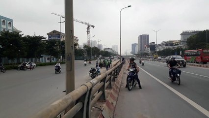 Hai Grabbike tranh dành khách đánh nhau tại chân cầu vượt Mai Dịch