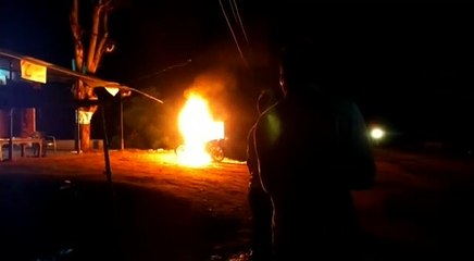 रिपेयरिंग की दुकान पर अचानक धू-धू कर जलने लगी बाइक, लोगों में मची अफरा-तफर