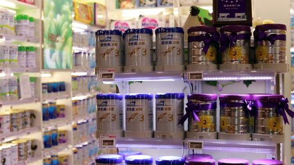 False ads, bad advice puts China's mums off breastfeeding