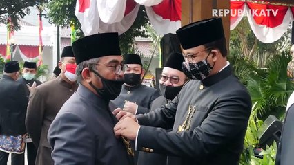Pengendara sepeda melintas di samping replika peti mati dan petugas yang mengunakan APD di Kawasan Kemang, Jakarta, Kamis (20/8).