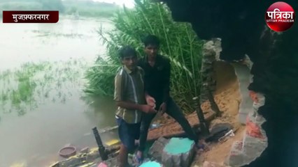 Video herunterladen: कई दिनों से हो रही बारिस के चलते मकान की दीवार गिरी