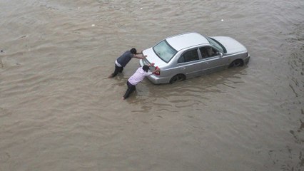 Descargar video: Heavy rain lashes NCR, waterlogging in Delhi and Gurugram