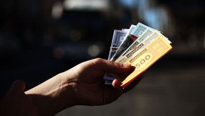 Il encaisse des billets de Monopoly et sa banque… les accepte !