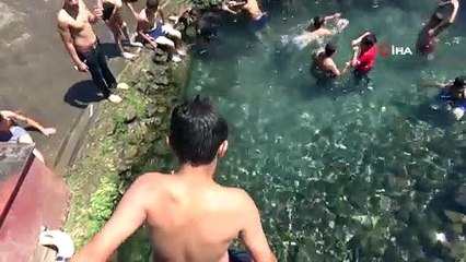 Süs havuzunda yüzen çocuklar korona virüsü hiçe saydı