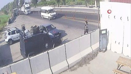 Kadın polis, uygulama noktasında doğum yaptırdı
