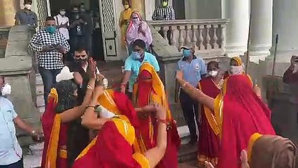 स्वच्छता में नंबर वन बनने पर सांसद ने जाहिर की खुशी, कर्मचारियों के साथ जमकर किया डांस