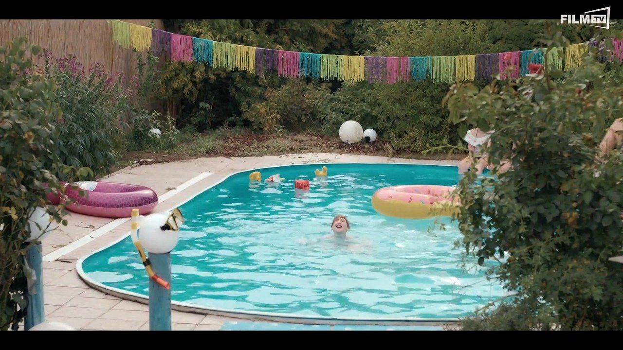 Freaks Clip: Elektroman am Pool Deutsch German (2020)