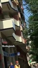 Lluvia de billetes en Barcelona -  @com_accion