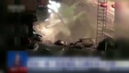 中 쓰촨성, 쇼핑센터 앞마당 함몰...차량 21대 · 가로수 빠져 / YTN