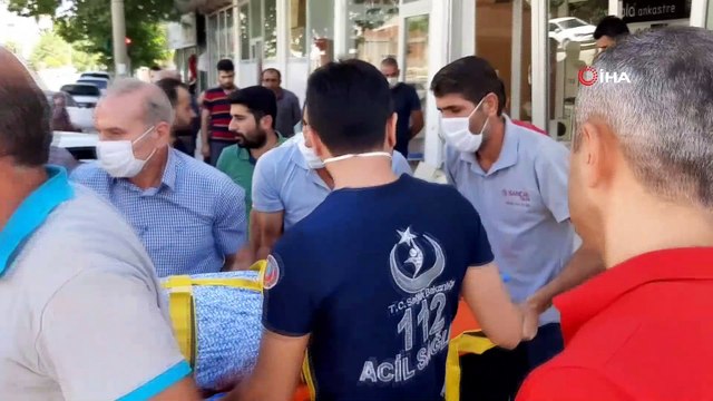 Kaldırımda oturan esnafın arasına otomobil böyle daldı
