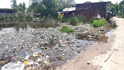गंदगी भरे तालाब से ग्रामीणों को कब मिलेगी निजात