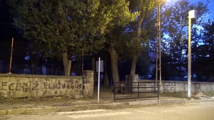 Mahalle sakinleri bozayılardan korunmak için bahçelerinde çitli önlem aldı - KARS