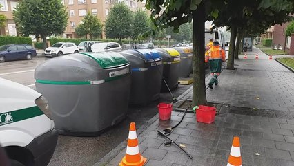 Operarios de Emulsa limpian una estación de contenedores en Gijón