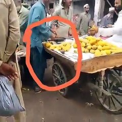 دیکھیں اس ریڑھی والے کو کیسے بیمانی کر رہا ہے