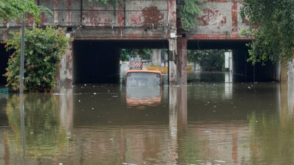 Heavy rain lashes Delhi leading to traffic snarls