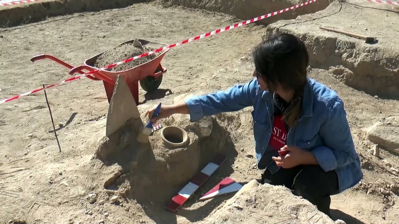 Van'daki kazılarda kolunda ejder başlı iki bile...