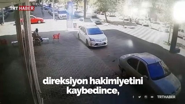 Kaldırımda oturan esnafların arasına otomobil daldı: 1 yaralı