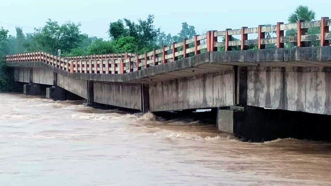 Godavari Floods : గోదావరి వరద.. కొట్టుకుపోయిన ఇద్దరు యువకులు | Oneindia Telugu