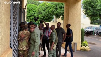 Putschisten bilden Übergangskomitee und schließen alle Grenzen