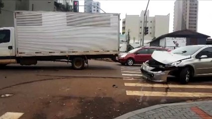 Acidente envolve dois veículos da Peugeot, no Centro de Cascavel