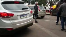 Mulher fica ferida após ser atropelada por carro que 'dava a ré'