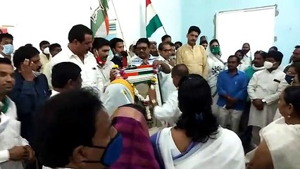 कांग्रेस कार्यालय पर कार्यकर्ताओं ने पूर्व प्रधानमंत्री राजीव गांधी का जन्मदिन बनाया