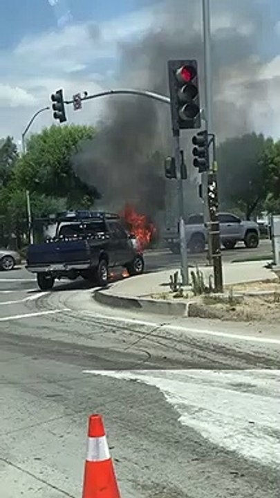 Il n'a peur de rien, et surtout pas d'une voiture en feu