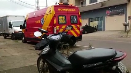 Batida entre Corsa e Honda Biz deixa jovem ferido no Bairro São Cristóvão