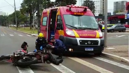 Ao evitar colidir contra carro, motociclista desvia e acaba colidindo contra ônibus