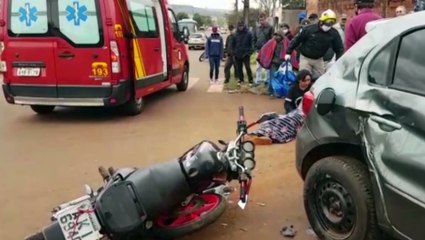 Roda de moto é arrancada em forte colisão contra carro no Bairro Interlagos