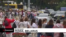 شاهد: النساء يحملن الزهور وسط مينسك احتجاجا على قمع لوكاشينكو للمظاهرات