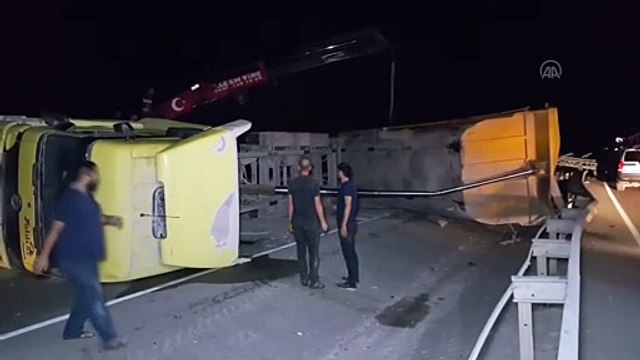 Sakarya'da damperi açık kalan tır MOBESE direğine çarptı