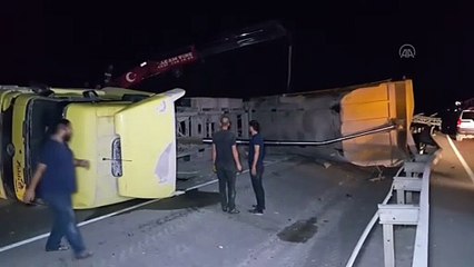 Sakarya'da damperi açık kalan tır MOBESE direğine çarptı