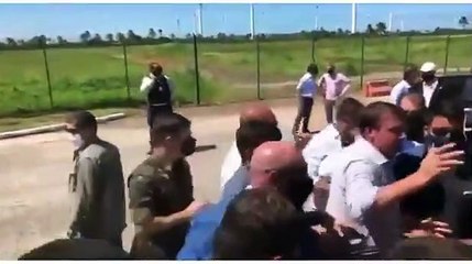 Bolsonaro alza un enano al que confundió con un niño