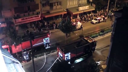 Tải video: İzmir'de çatısında yangın çıkan binada hasar oluştu