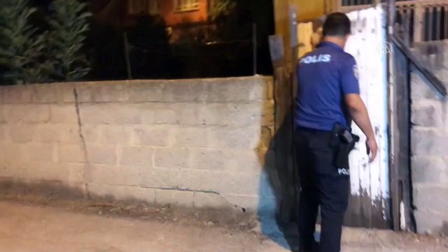 Adana'da polisten kaçan 2 şüpheli metruk evin çatısında yakalandı
