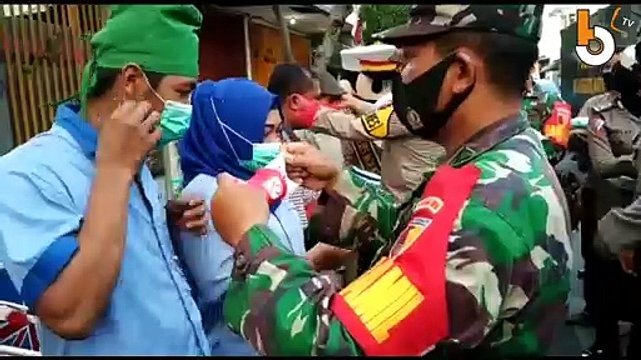 SOSIALISASI DAN EDUKASI PENTINGNYA MASKER, KAPOLRES INI RELA BERJALAN KAKI