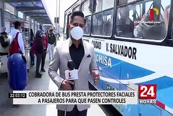 Cobradora es captada prestando protectores faciales a pasajeros