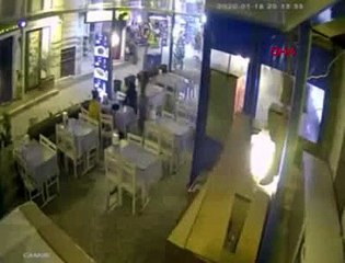 Genç kadını restoranda darp etti, kameralar kaydetti! Serbest bırakıldı
