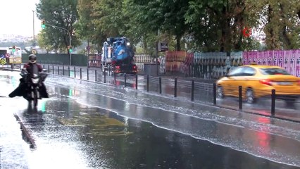 İstanbullular güne sağanak yağmurla başladı