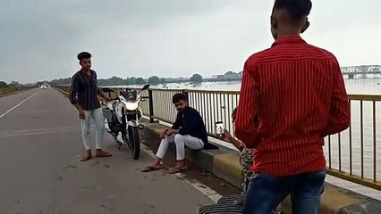 बाराबंकी: बाढ़ और ट्रॉफिक के बीच सेल्फी लेना पड़ सकता है भारी