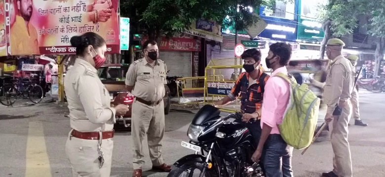 पुलिस ने बाइक चालक को हेलमेट पहनने की दी सलाह