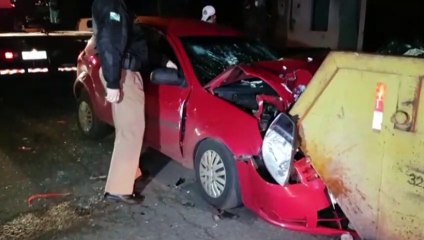 Após confusão em tabacaria jovens batem carro em caçamba de lixo