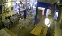 Restoranda genç kadına uçan tekmeli şiddetin dehşet anları kamerada