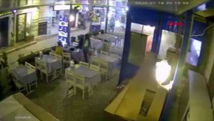 Genç kız restoranda darbedildi