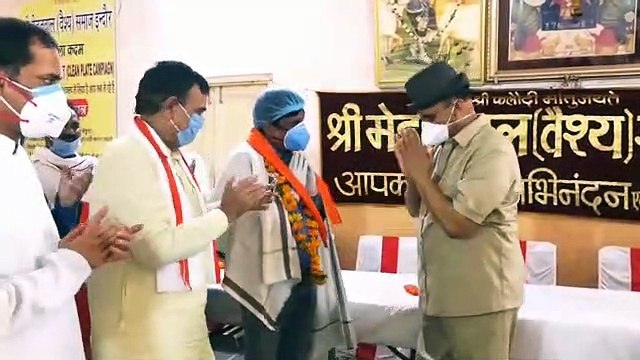 इंदौर: मेघवाल समाज ने किया सफाई मित्रो का सम्मान, शॉल ओढ़ाकर बढ़ाया मान