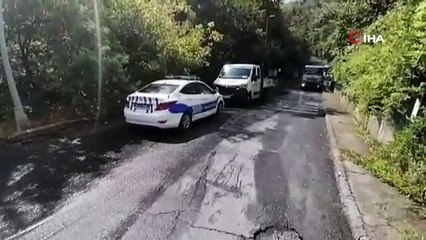 Beşiktaş’ta otomobil sağanak sonrası çöken yola düştü