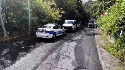 Beşiktaş’ta otomobil sağanak sonrası çöken yola düştü