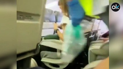 El opositor ruso Aleksei Navalny es asistido en el avión tras su envenenamiento